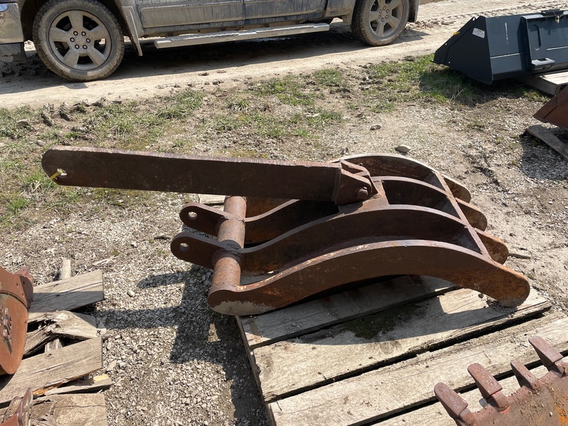 Attachments  Backhoe Excavator Thumb - 27" Photo